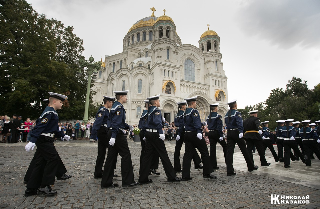 Кадеты  морского кадетского военного корпуса маршируют по Якорной площади на фоне Кронштадского морского собора
