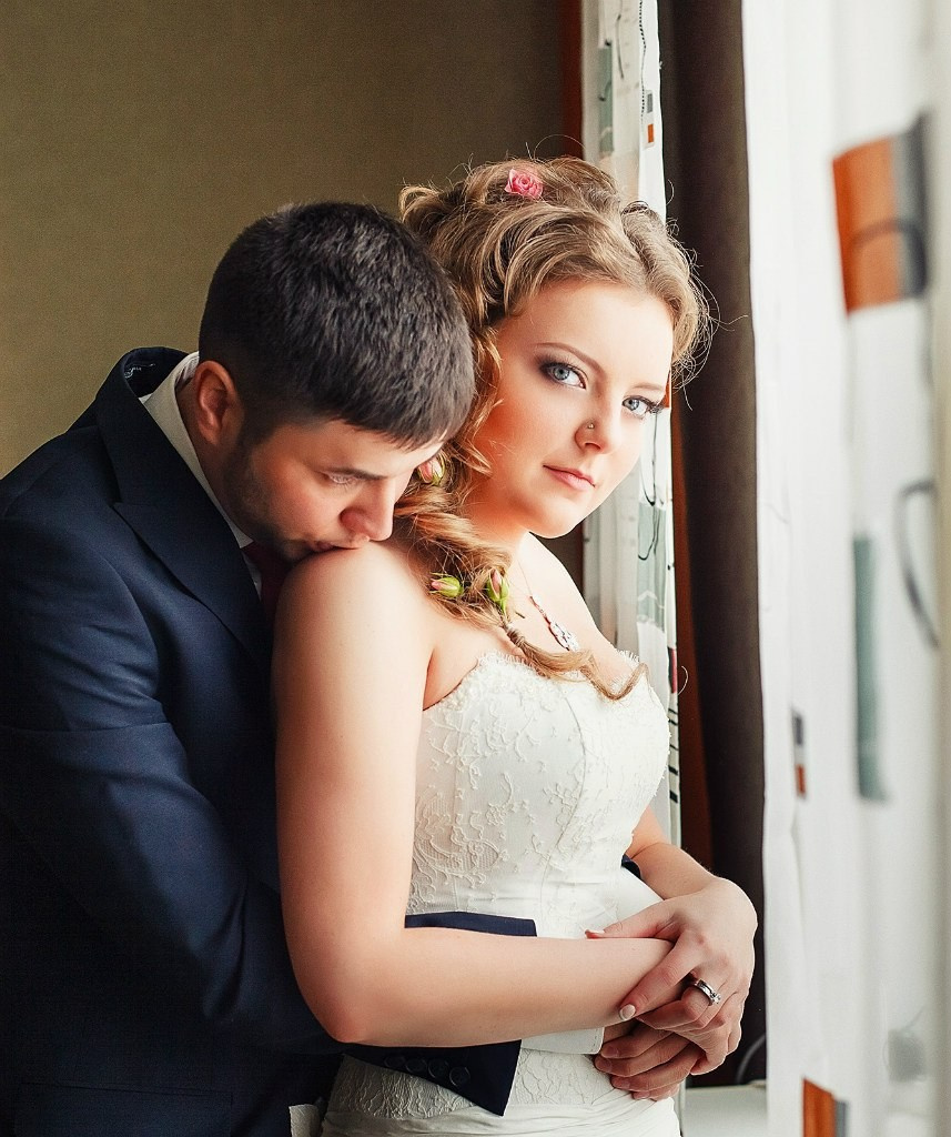 Свадебная фотосессия в Красноярске лучший фотограф свадьба Красноярск невеста свадебное платье жених визажист причёска макияж идея места образ пример красивая фото позы для свадебной фотосессии фотография декор агентство организация цены описание услуги ведущий тамада заказать забронировать стилист Енисей