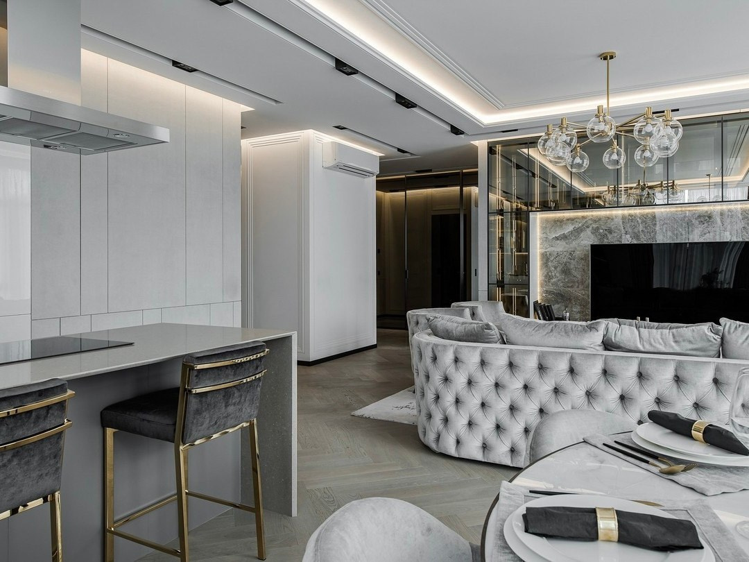 Кухня-гостиная в современном стиле с барной стойкой и мягким диваном | Проект Валерии Котович