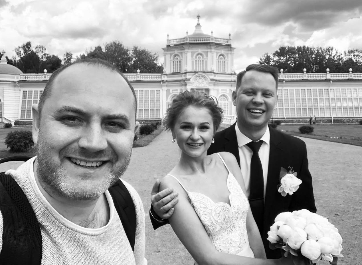 Фотограф в кадре — на протяжении уже 10 лет, по традиции делаю обязательно фото с молодыми!. Свадебный фотограф Александр Абрамов Москва / Зеленоград