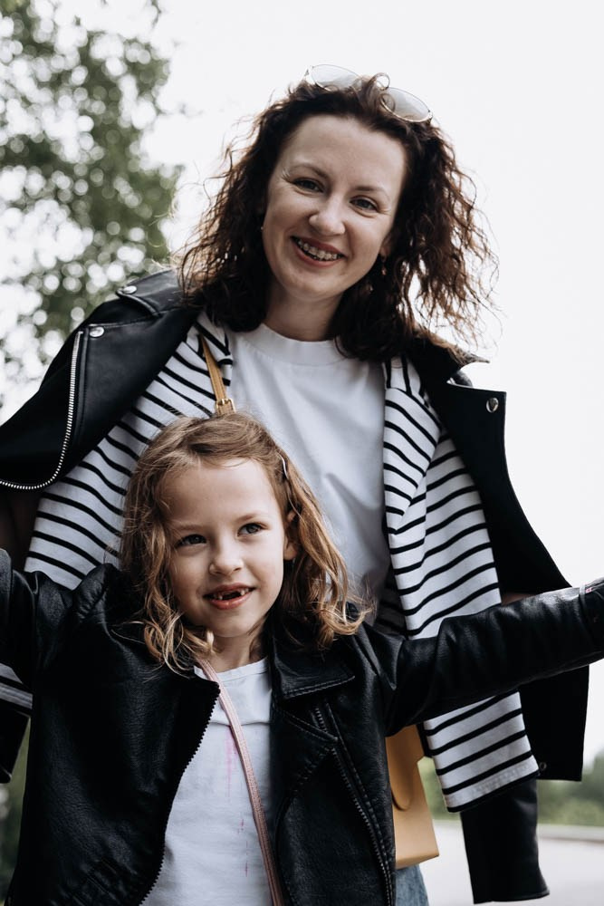 Маня и Аня ранним утром 🤍. Семейный фотограф в Томске Зарина Азизбаева