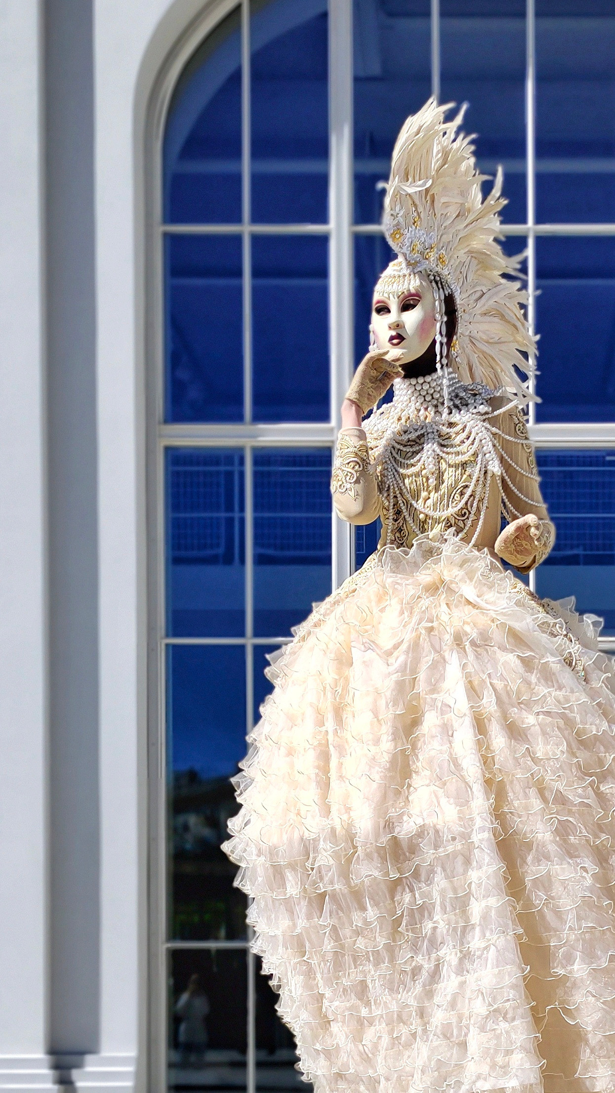 Выступления ходулистов в начале мероприятия у окна ресторана в Москве.