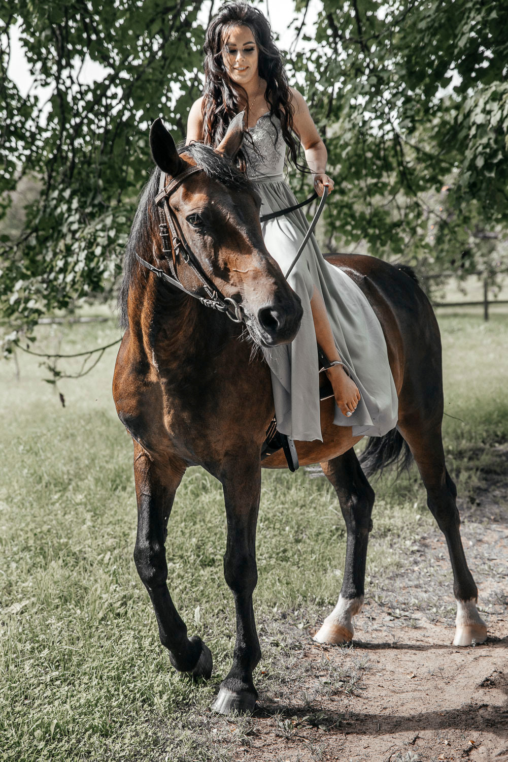 невеста на коне во время прогулки