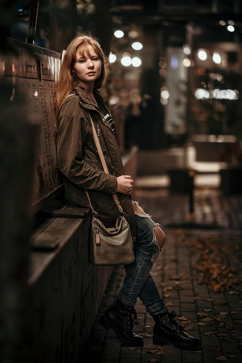 Портрет девушки осенним вечером