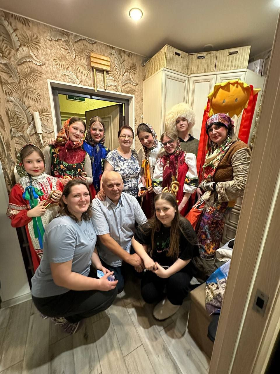 Щеголяева Анна и волонтёры Женсовета Южный Домодедово на новогодних Святках поздравляют многодетные семьи.