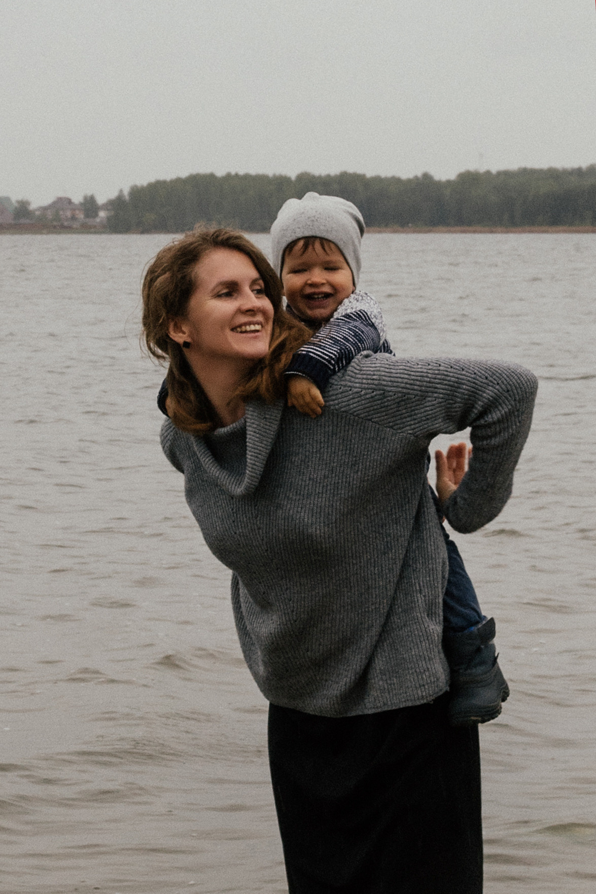 Мама и малыш. Фотограф Авилова Дарья ● Тюмень● Съемка больших семей ●Архив поколений