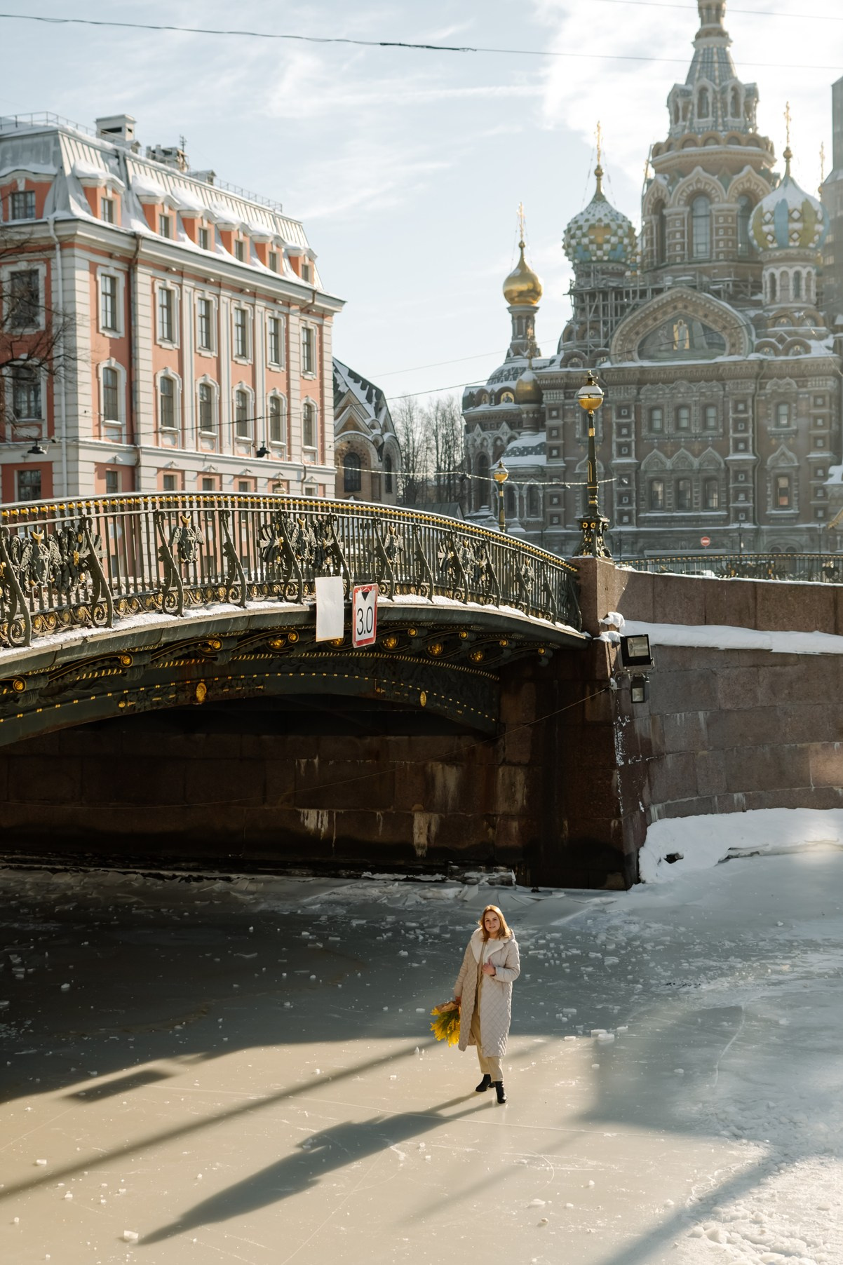 Зимняя женская фотосессия с&nbsp;цветами по&nbsp;улицам и&nbsp;каналам города