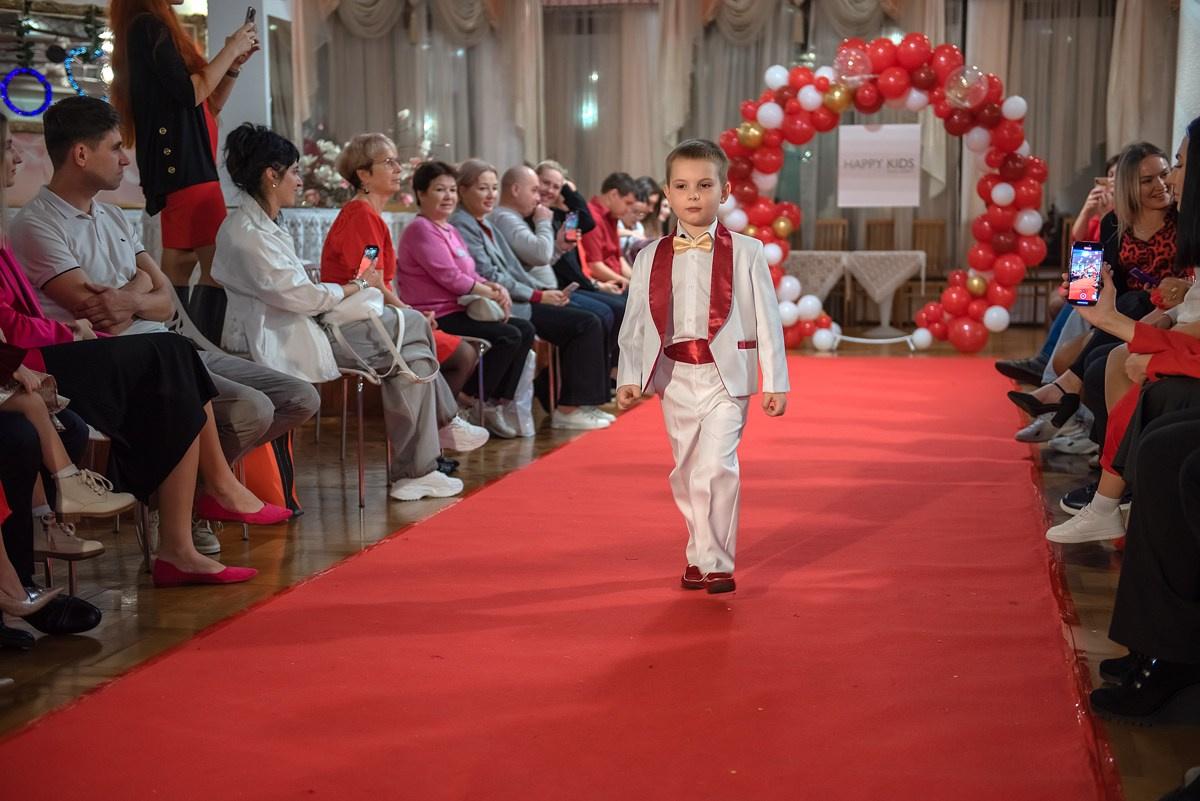 Выпускной в детской школе моделей HAPPYkids 2024. Семейный и коммерческий фотограф в Сочи Александр Бодунов