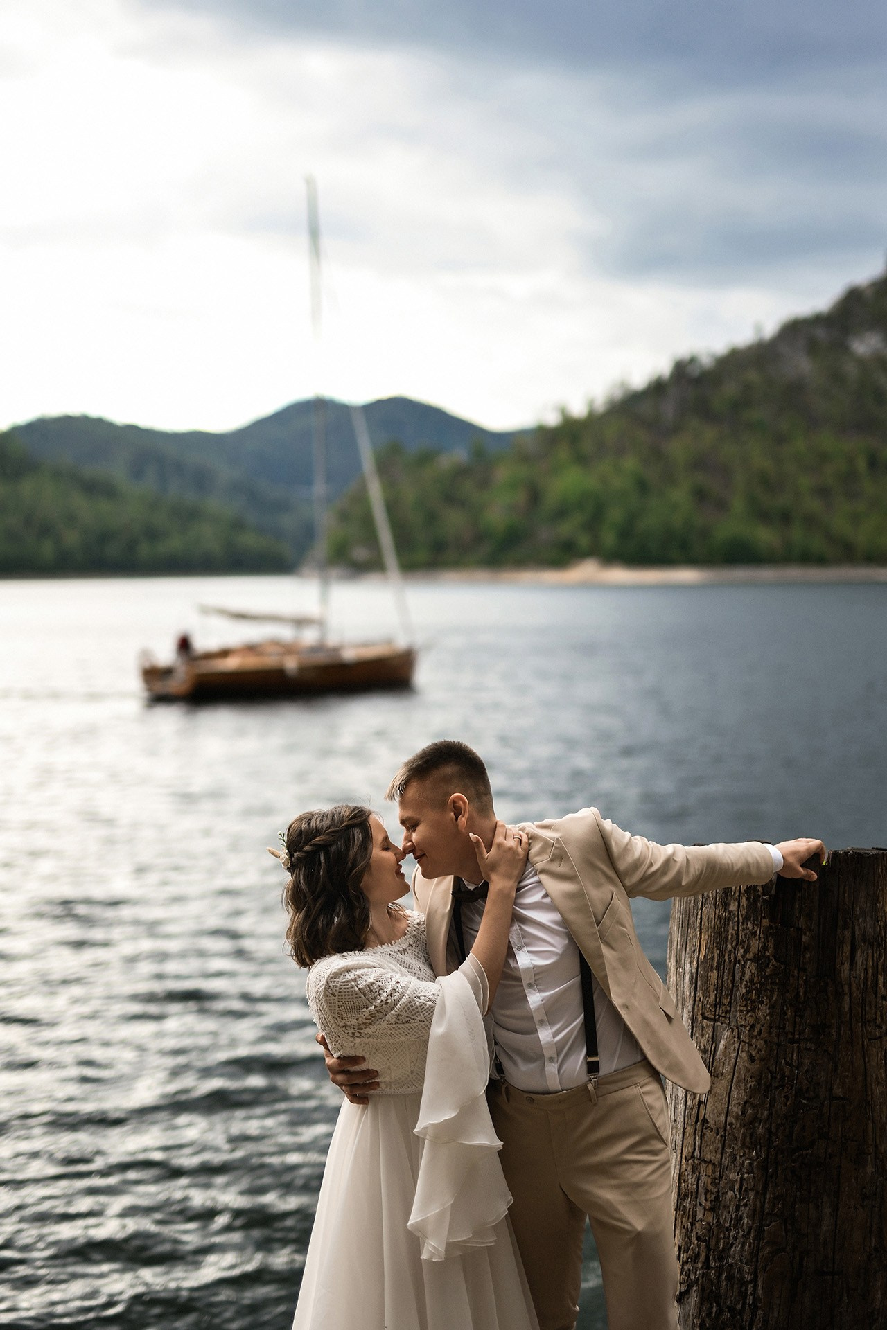 🌿 Влад и Влада — романтичная свадьба в лесу и на яхте | Камерная церемония в Красноярске. 📸 Свадебный и семейный фотограф в Красноярске Тихомиров Евгений | 17 лет опыта | 800+ свадеб