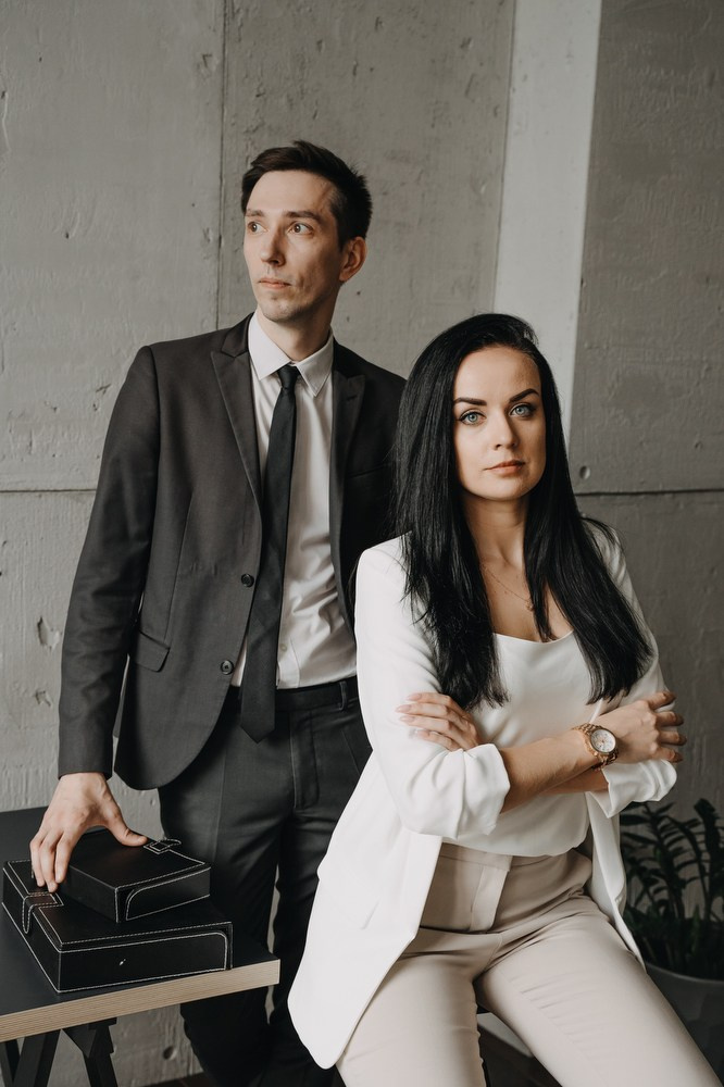 Фотосессия партнёра юридической фирмы — деловой образ и уверенность.