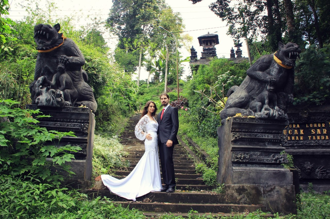 Примеры свадебных платьев. Модельер Евгений Бременев