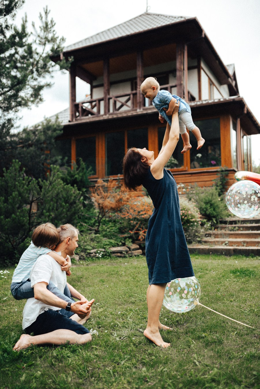 Коля, Ксюша, Саша, Андрей, Кира и бабушки | на даче