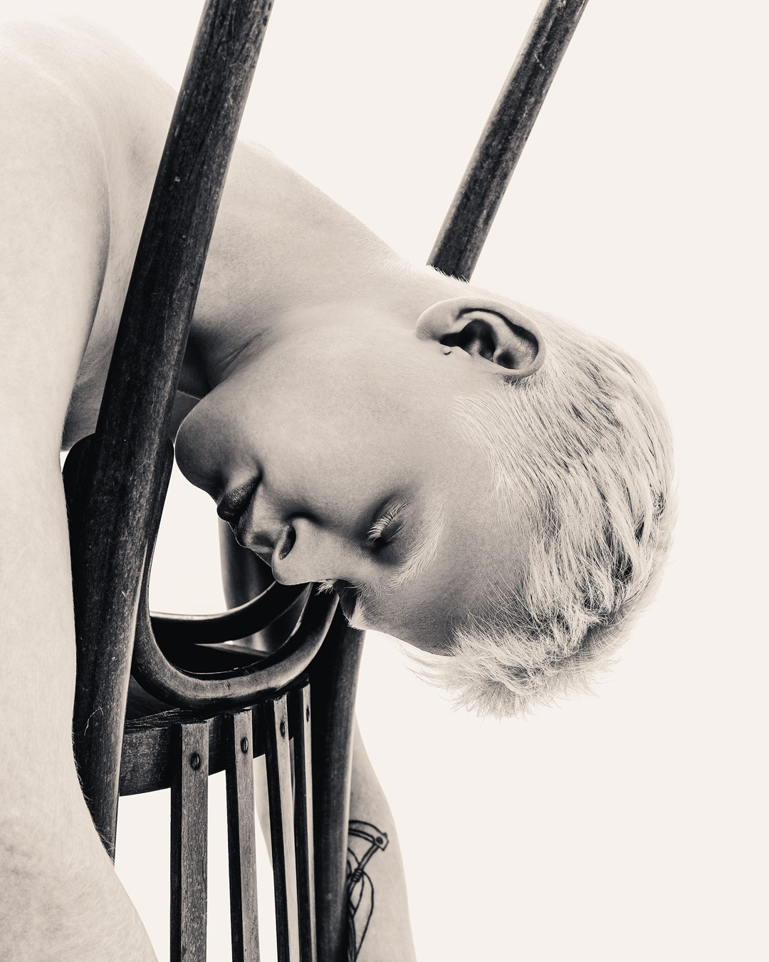 Альбинос позирует со стулом в студии, съемка альбиноса Казань творчество