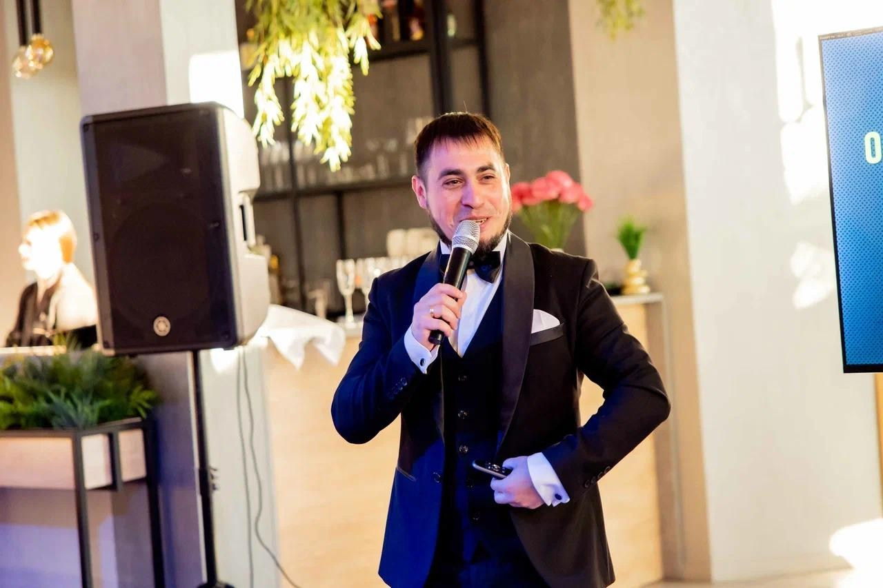 Фото. Ведущий ярких праздников — Сергей Велигодский