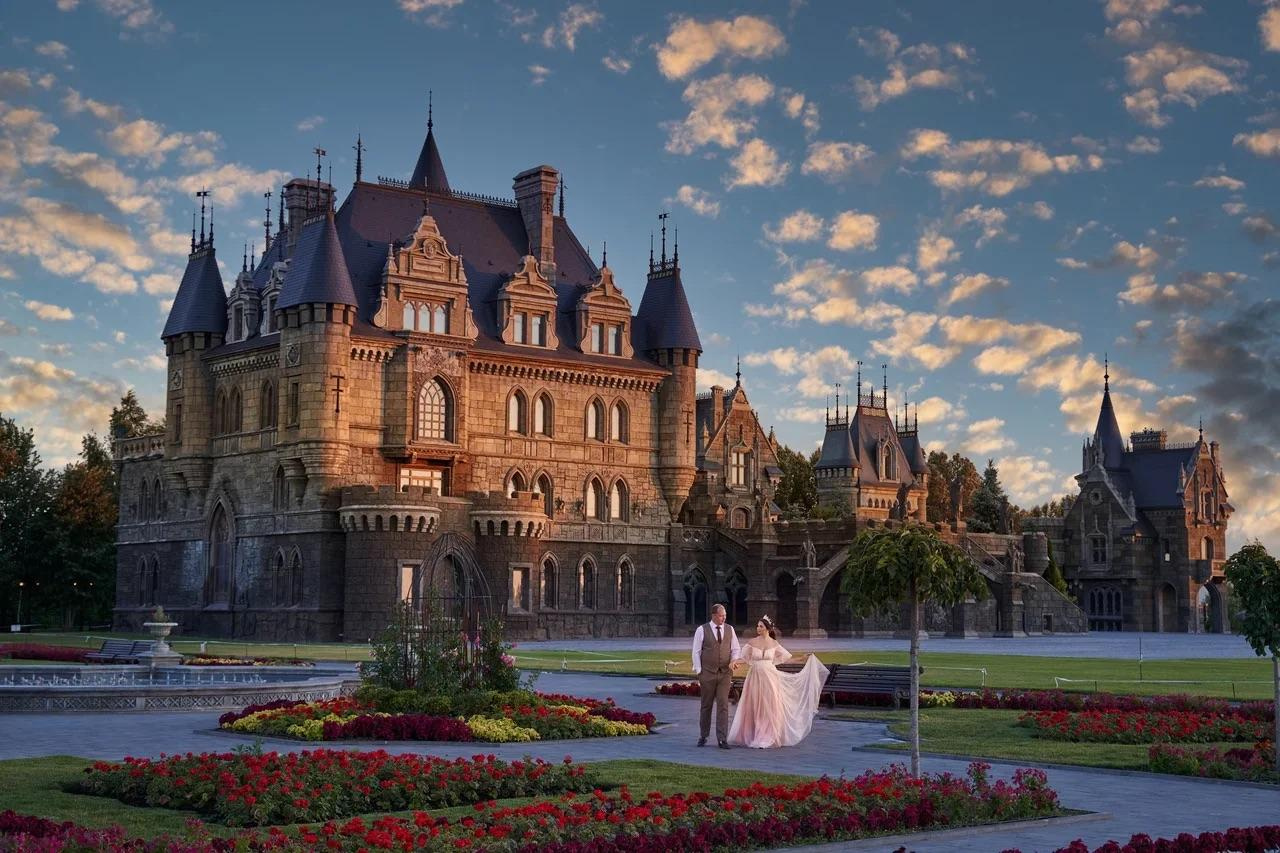 “Панорамный вид замка Гарибальди , демонстрирующая масштаб и величие локации.”