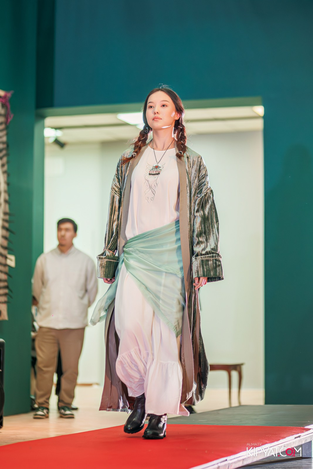 FASHION ПОКАЗ, КАЗАХСКОЙ НАЦИОНАЛЬНОЙ ОДЕЖДЫ. КИПЯТКОМ АЛМАТЫ!