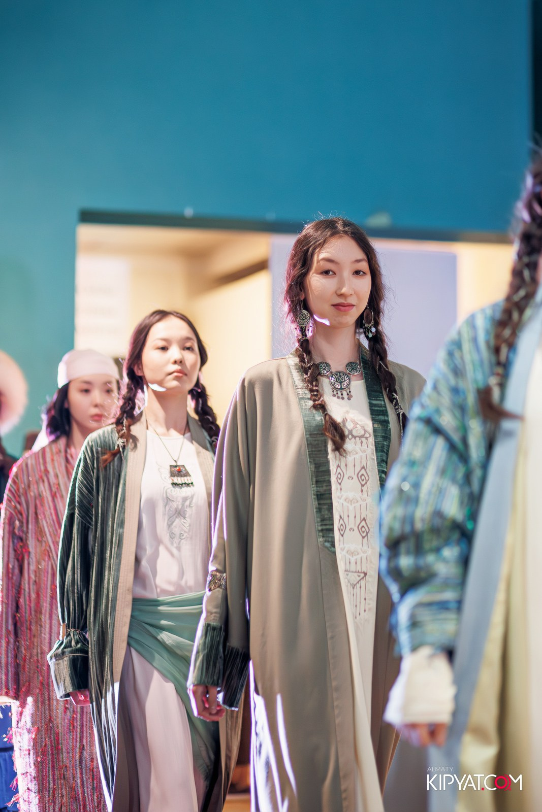 FASHION ПОКАЗ, КАЗАХСКОЙ НАЦИОНАЛЬНОЙ ОДЕЖДЫ. КИПЯТКОМ АЛМАТЫ!