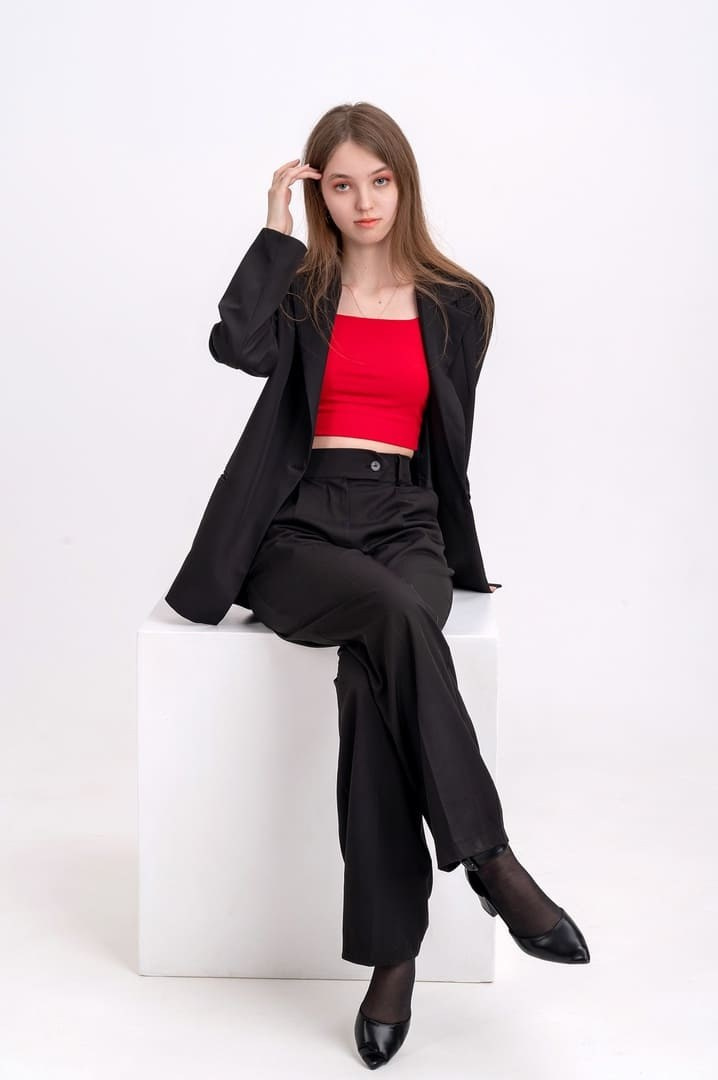 Девочка выпускница в пиджаке одна на фото - портрет для школьного фотоальбома.