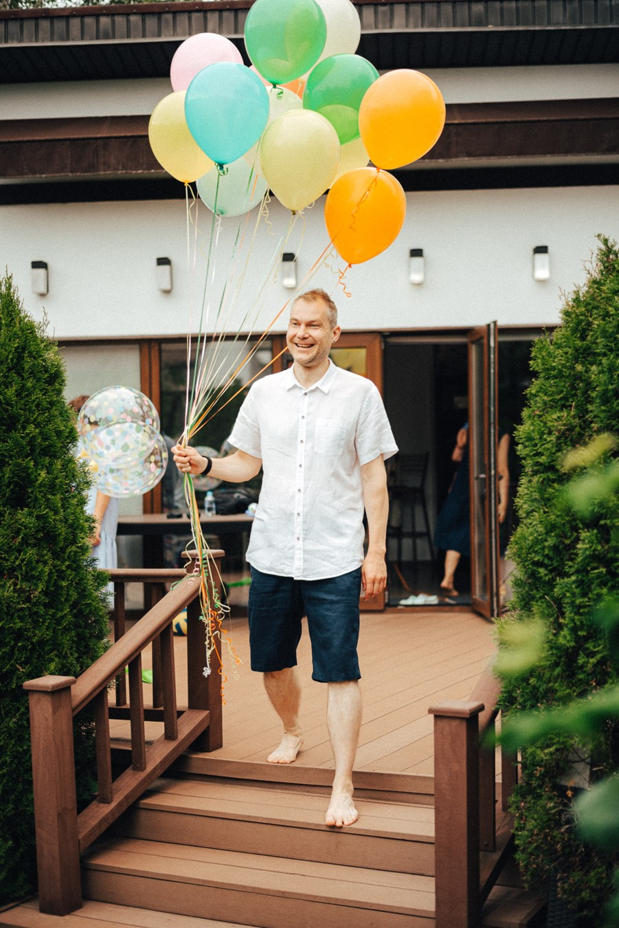 Коля, Ксюша, Саша, Андрей, Кира и бабушки | на даче