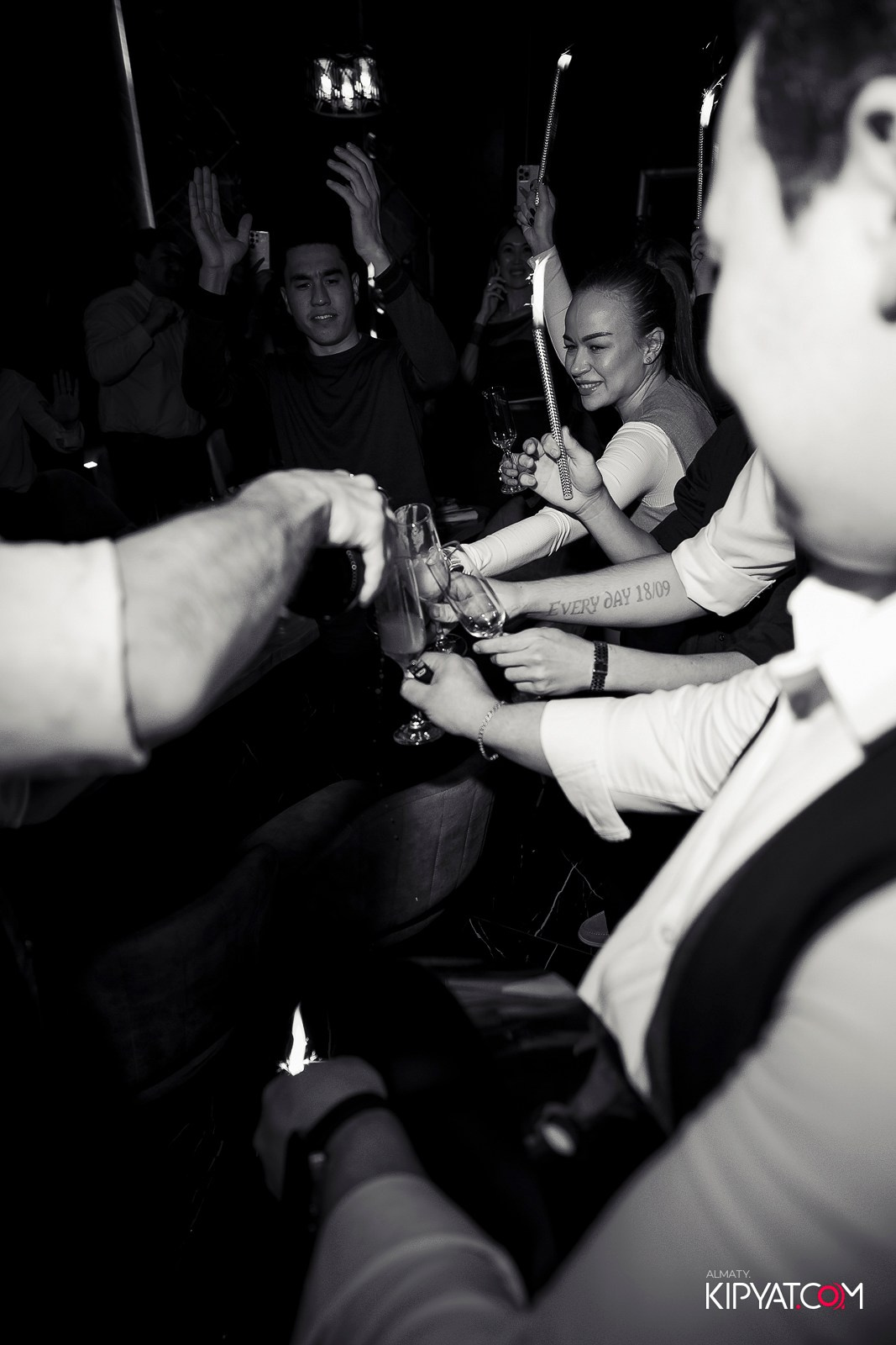 MOOD BAR & KARAOKE. КИПЯТКОМ АЛМАТЫ!