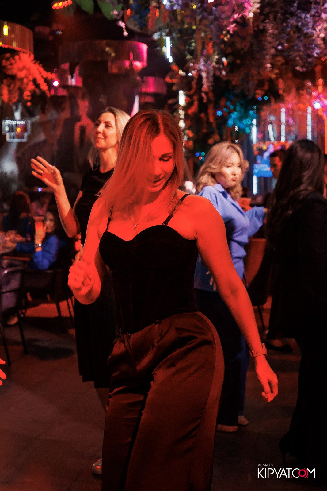 FRIENDS BAR & TERRACE. КИПЯТКОМ АЛМАТЫ!