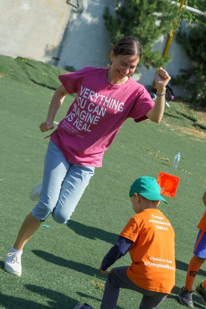Футбольное поле становится ареной, где раскрывается страсть и воля к победе, объединяя всех своим магическим влиянием. В этот момент каждый чувствует себя частью чего-то большего, чего-то невероятного и захватывающего. Автор фотограф: Додров. Ph: dodrov.