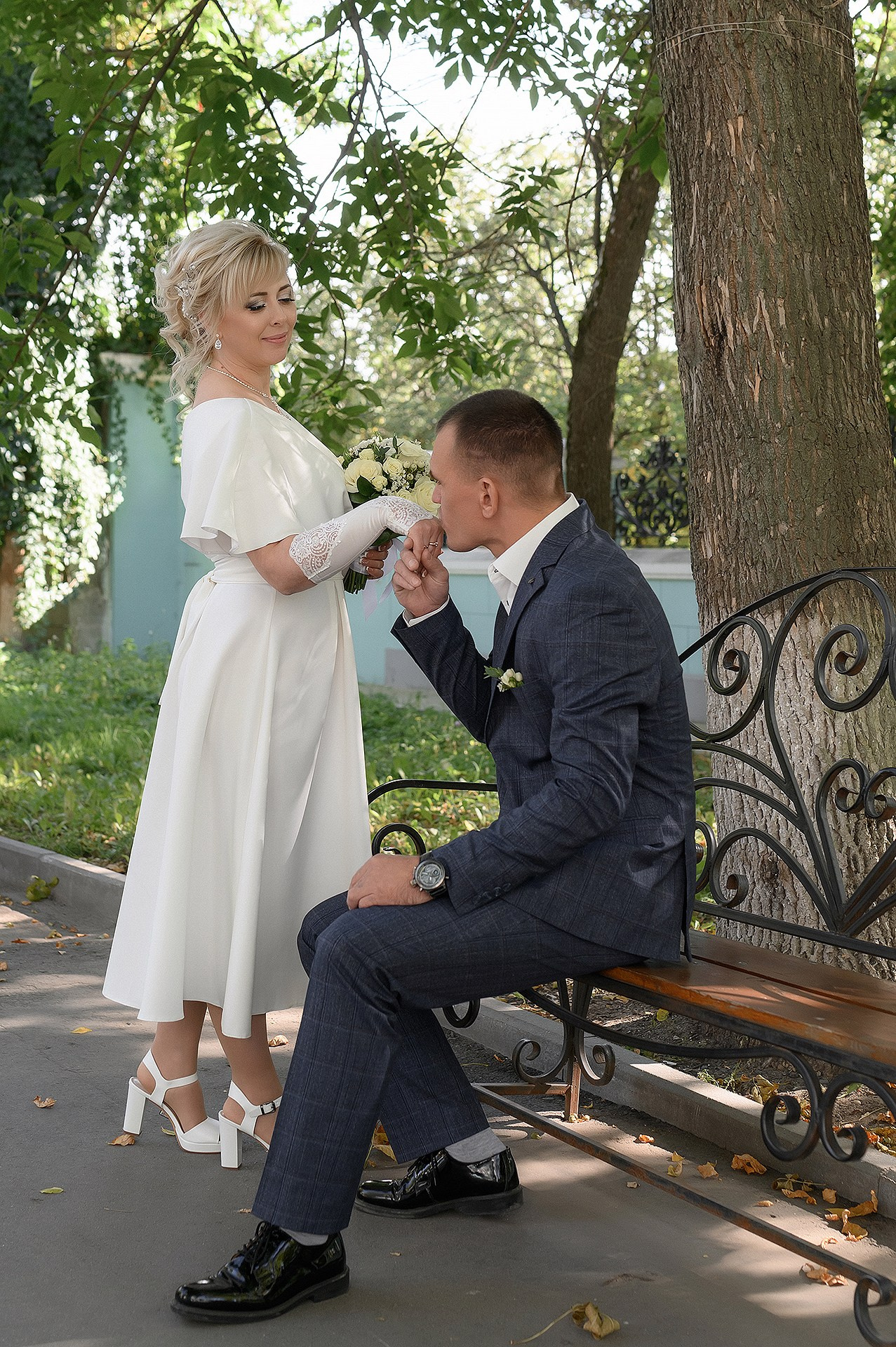 Фотография жениха и невесты у Загса фотограф Николай Коляганов 