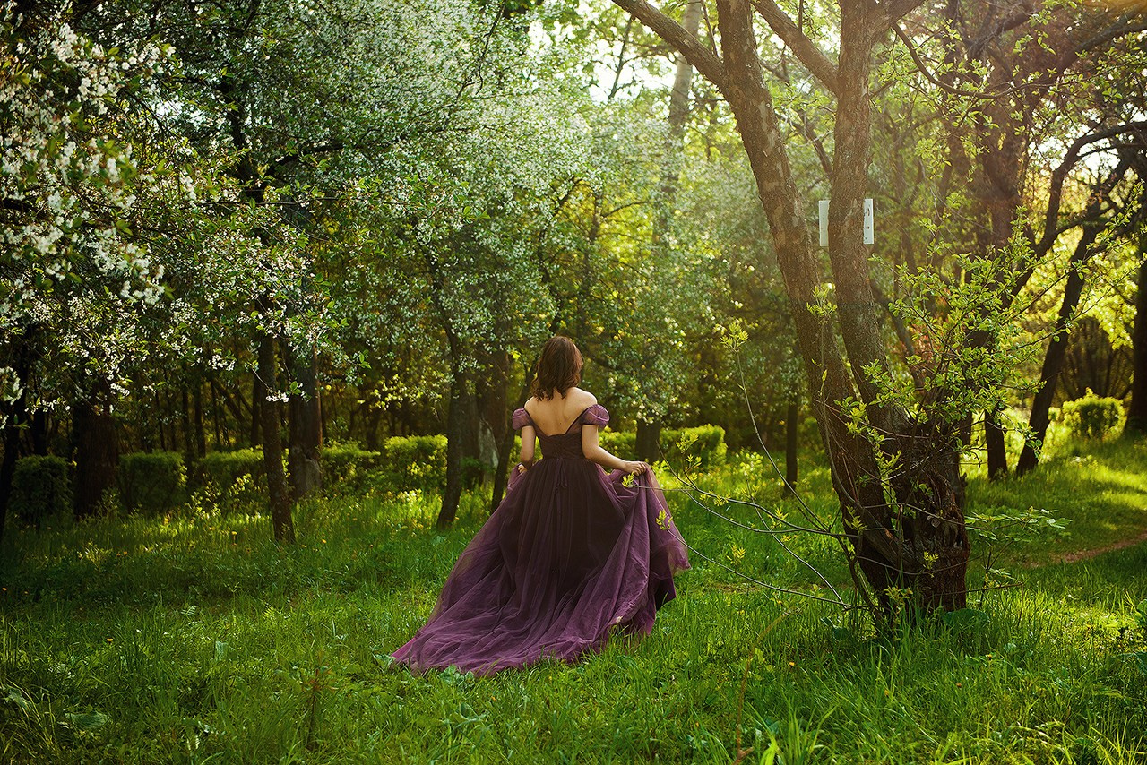Анастасия в цветущем парке. Фотограф Кристина Гришина Рязань