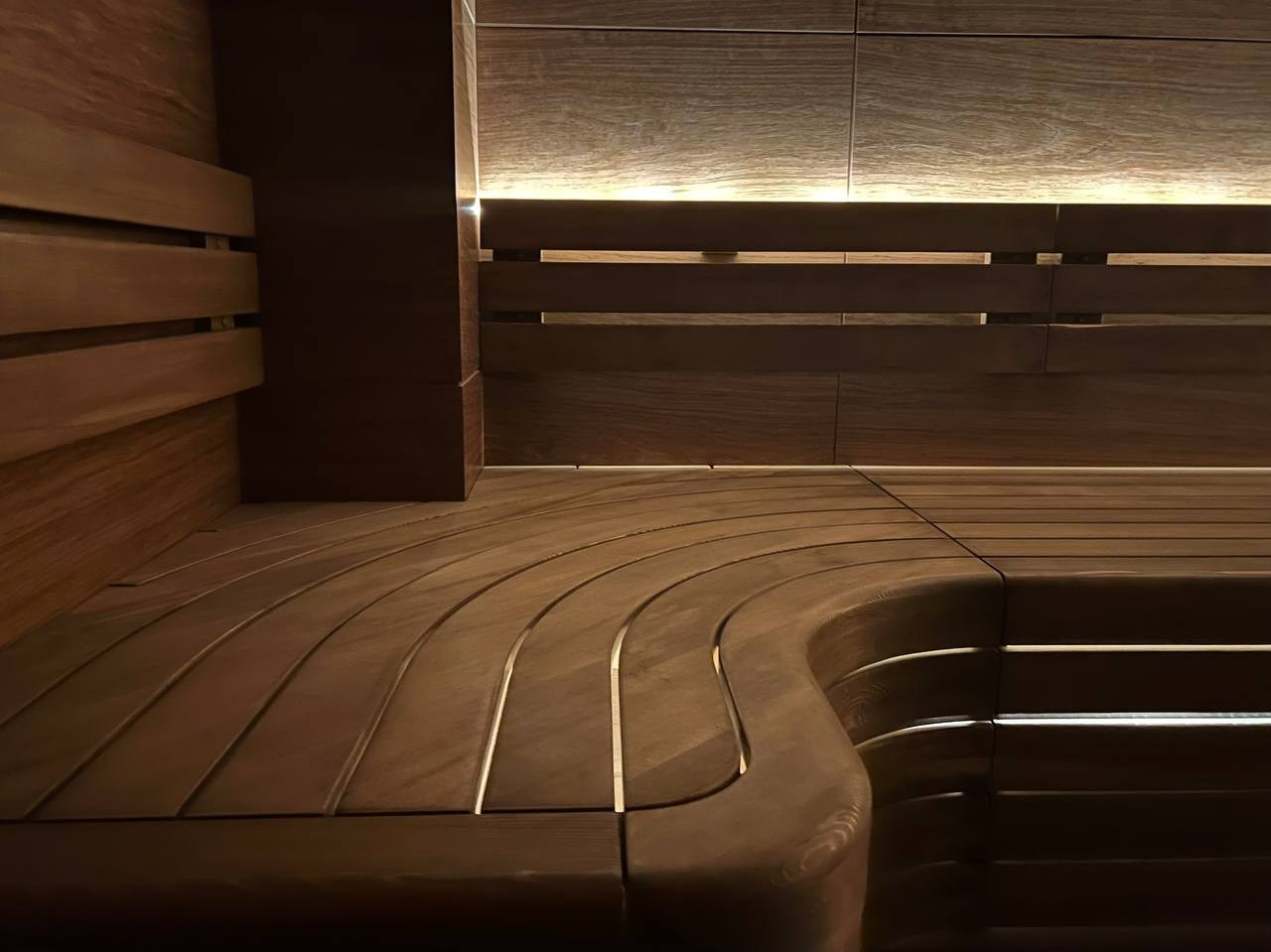 Парная для жителей дома на Крестовском. Уникальный проект, не имеющий аналогов. Панели в на стенах и потолке, канадский кедр, огромный EOS. SaunaTopMasters