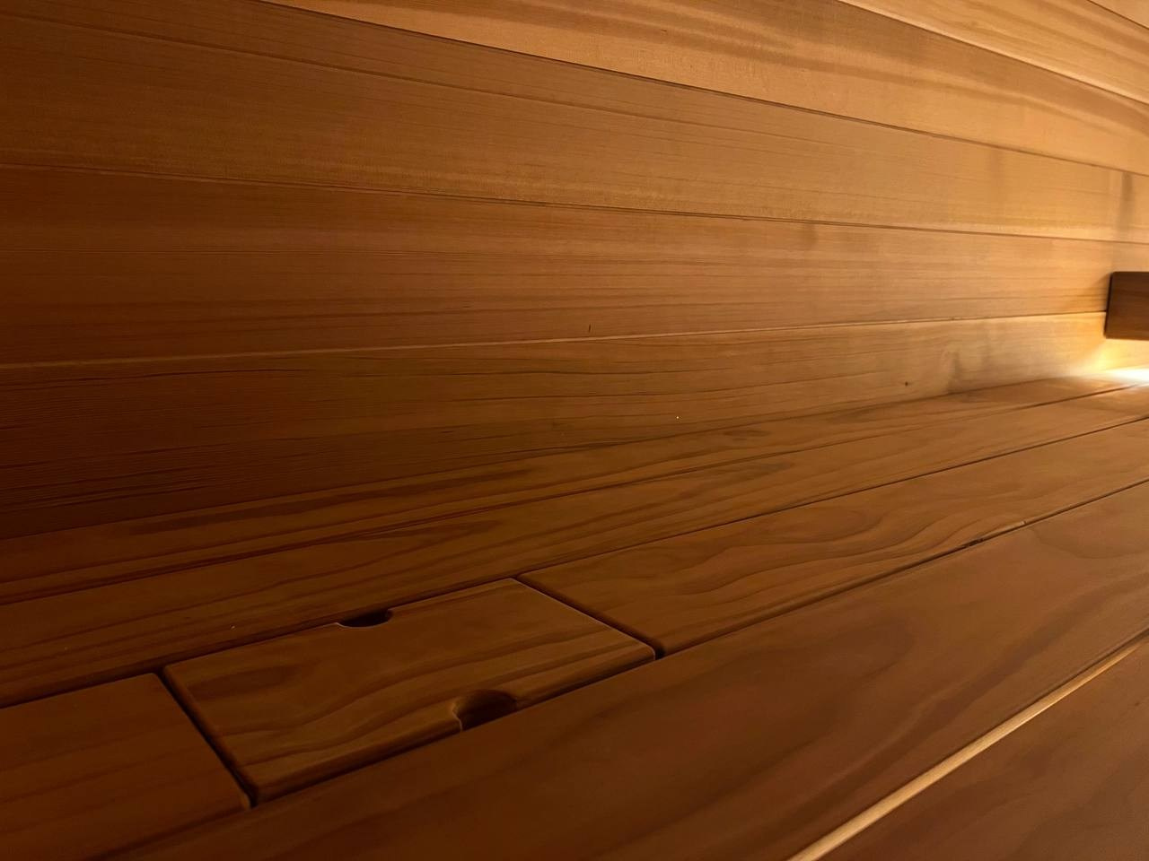 Парная в Ушково из канадского кедра и новозеландской термососны, с уникальным конструктивом полков для легкого и комфортного парения. SaunaTopMasters