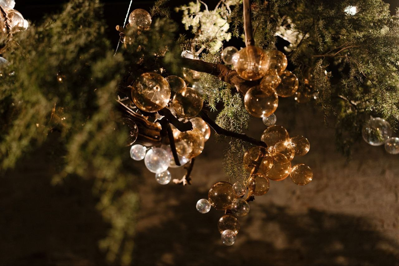 Украшение потолка шарами, натуральной хвоей. В основе подвеса натуральная коряга