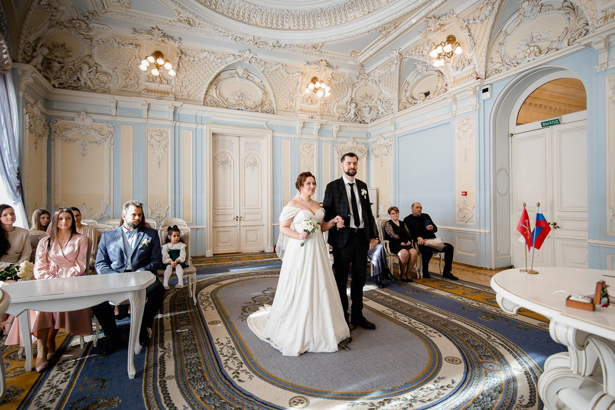 Жених и невеста на церемонии в зале регистраций в ЗАГСе на фурштатской СПб. Горизонтальный кадр