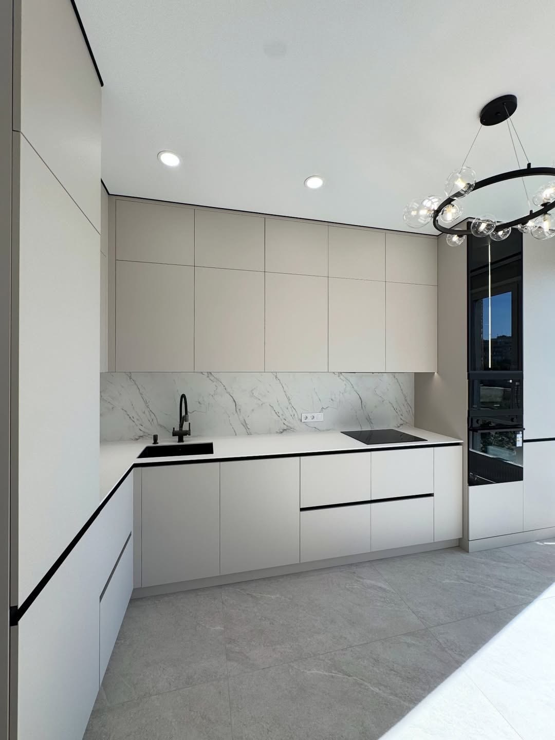 Светлая угловая кухня с фартуком под мрамор | OXY Design. Дизайн интерьера, мебели и ландшафта на КМВ | OXY Design