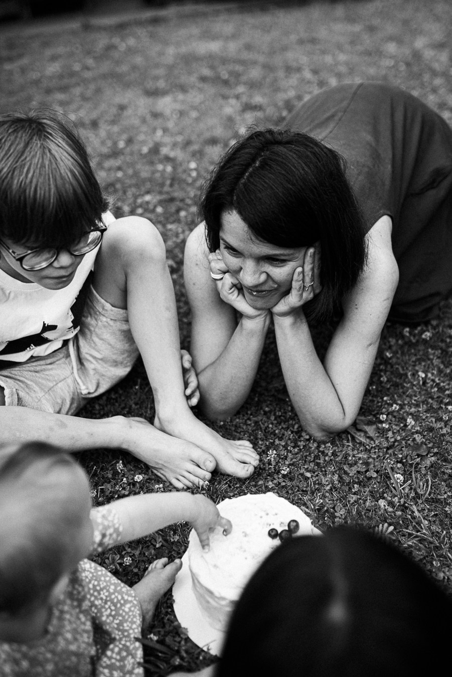 Коля, Ксюша, Саша, Андрей, Кира и бабушки | на даче