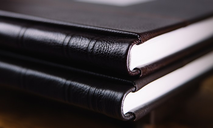 Крупный план корешка фотокниги из натуральной кожи с бинтами (выступами).