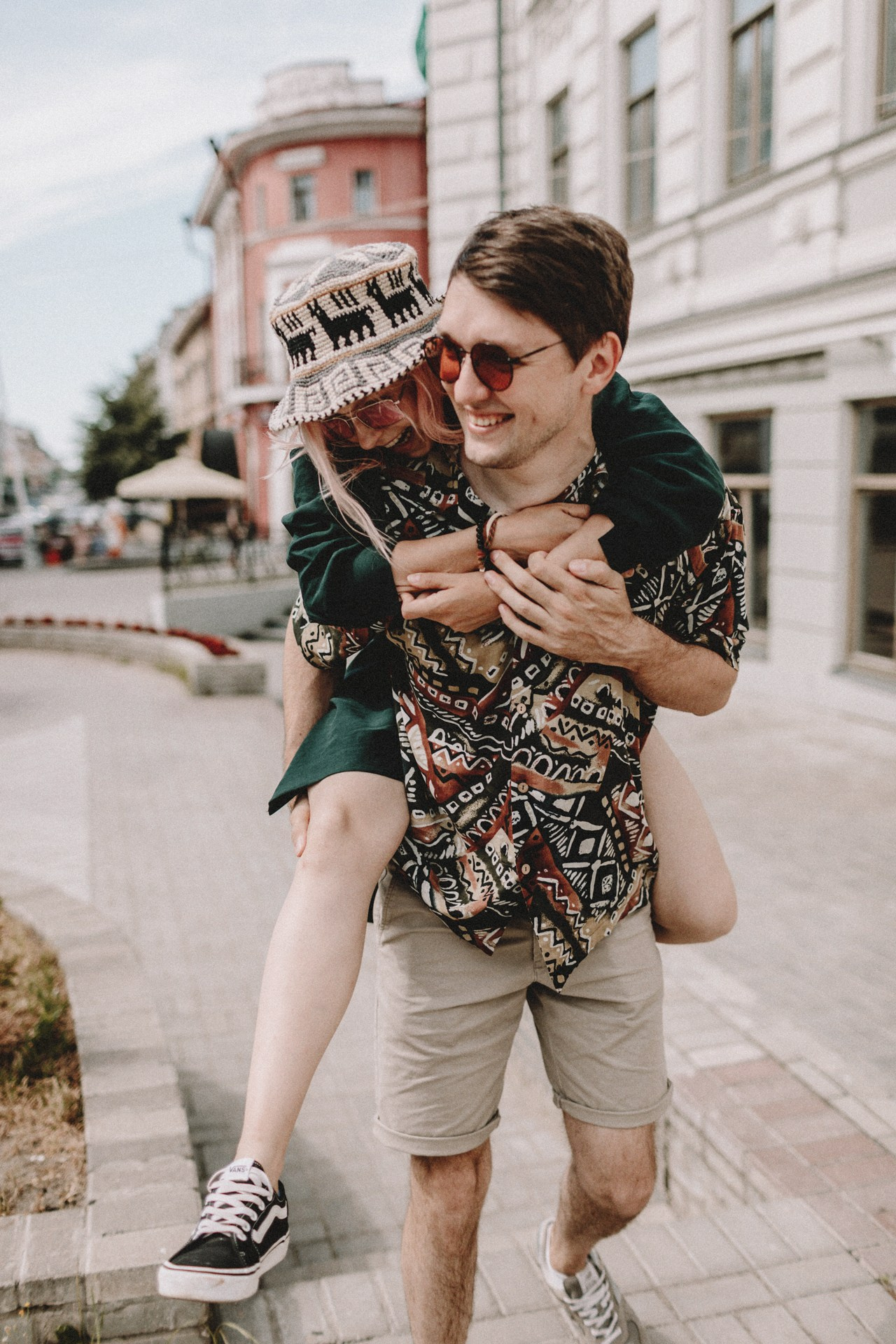 О прекрасные объятия на улицах Казани. Про любовь