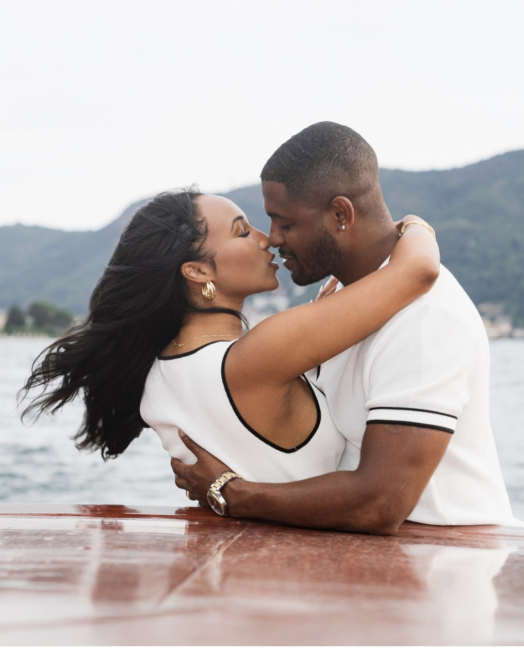 Lake Como proposal photographer, couple embracing on a boat