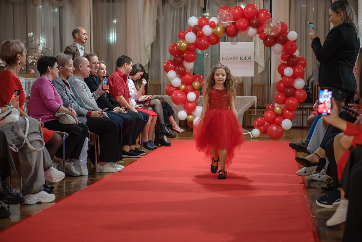 Выпускной в детской школе моделей HAPPYkids 2024. Семейный и коммерческий фотограф в Сочи Александр Бодунов