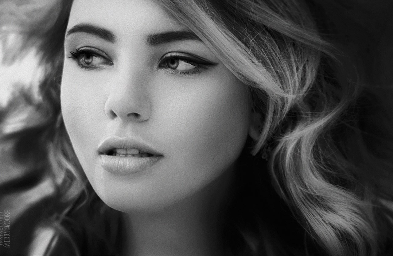 Женский уличный портрет. Фотограф и художник Kerry Moore