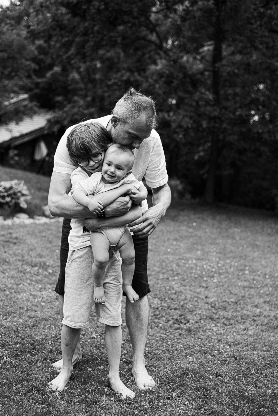 Коля, Ксюша, Саша, Андрей, Кира и бабушки | на даче