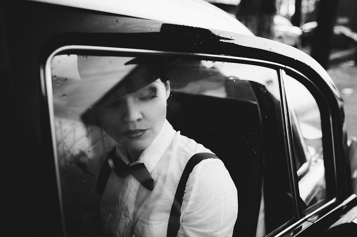 ревушка в шляпе в автомобиле ретро