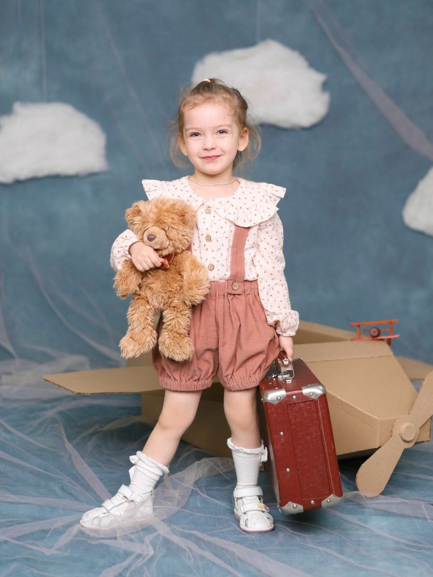 Общее фото в детском саду с выездным реквизитом в Тюмени. Выпускные альбомы в Тюмени для школ, садов, вузов спортивных секций