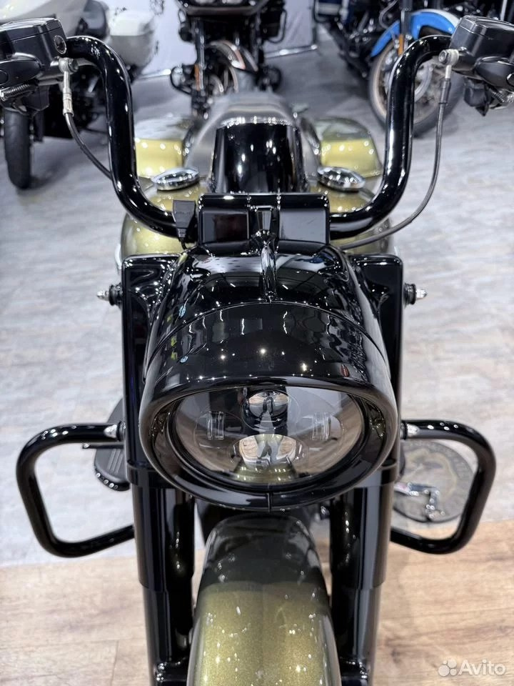 Купить Harley-Davidson 2017 Road King (Olive Gold) (Touring) — подробнее на сайте. Hello Davidson, Москва. Только хорошие мотоциклы…