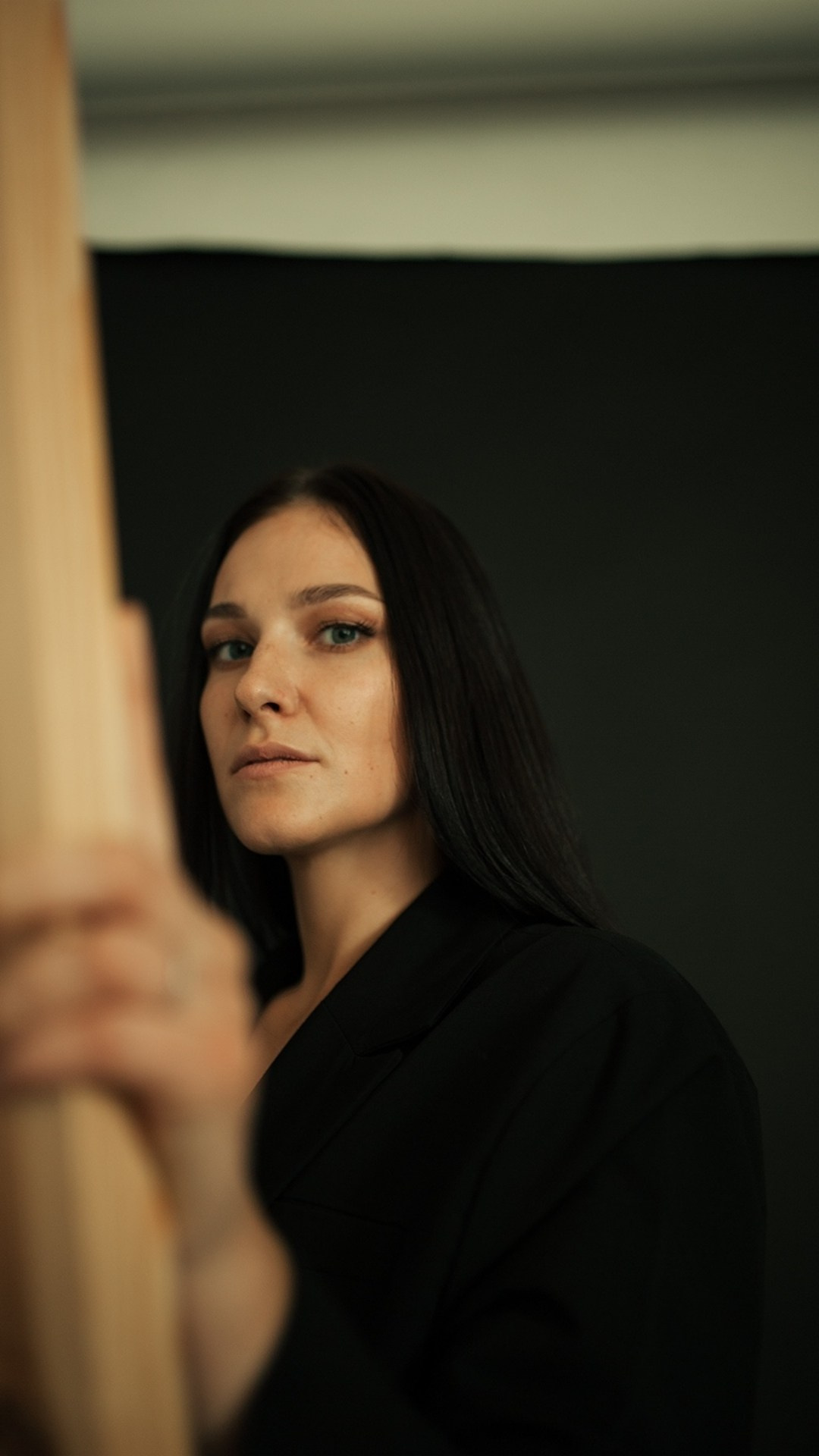 Индивидуальная съемка в Гомеле: элегантный кадр, акцент на плавные линии фигуры