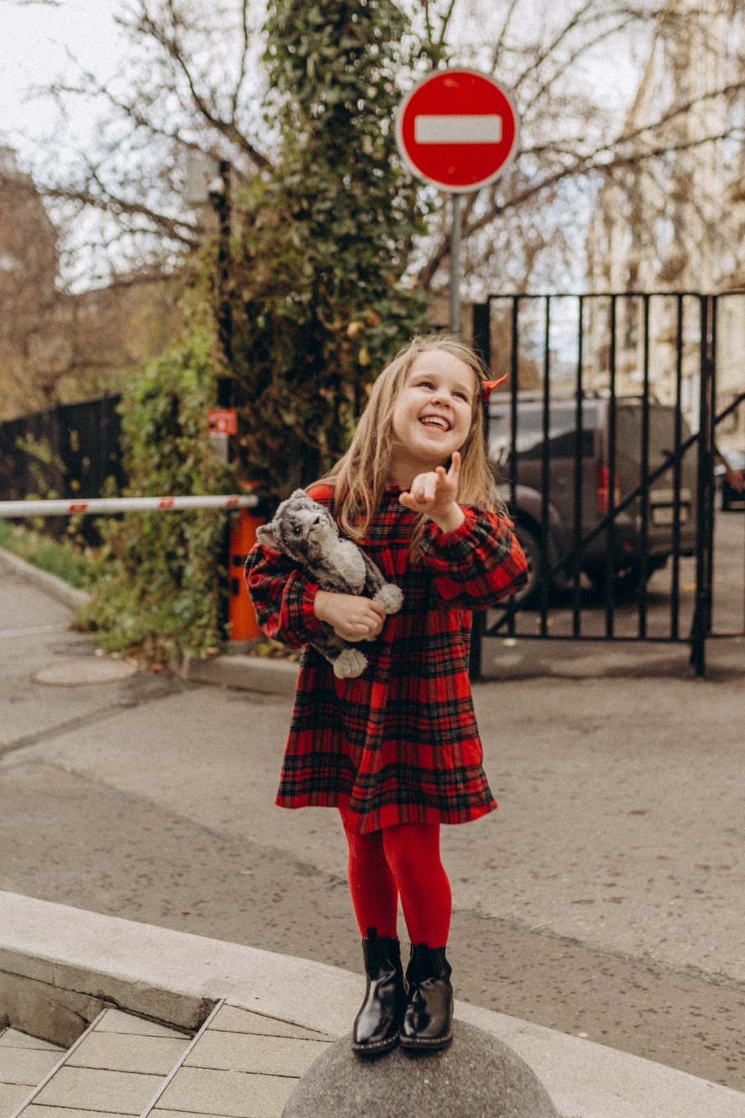 Мама с дочкой в кафе