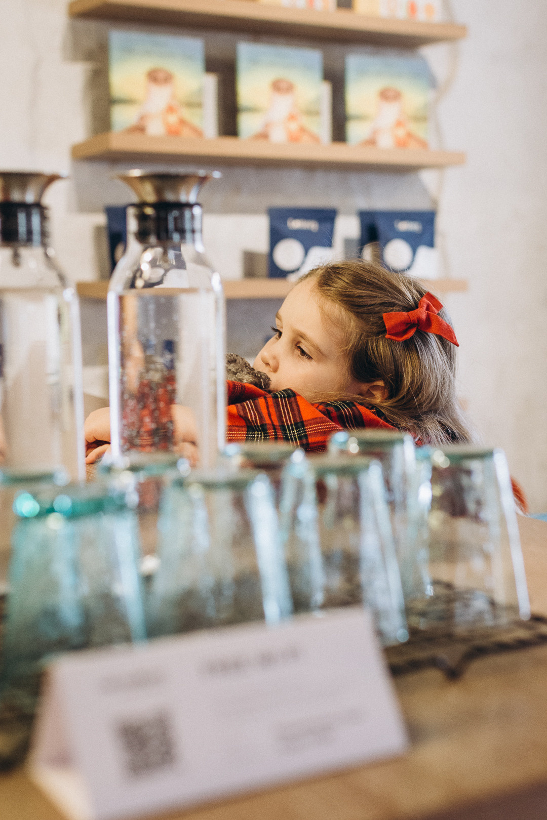 Мама с дочкой в кафе