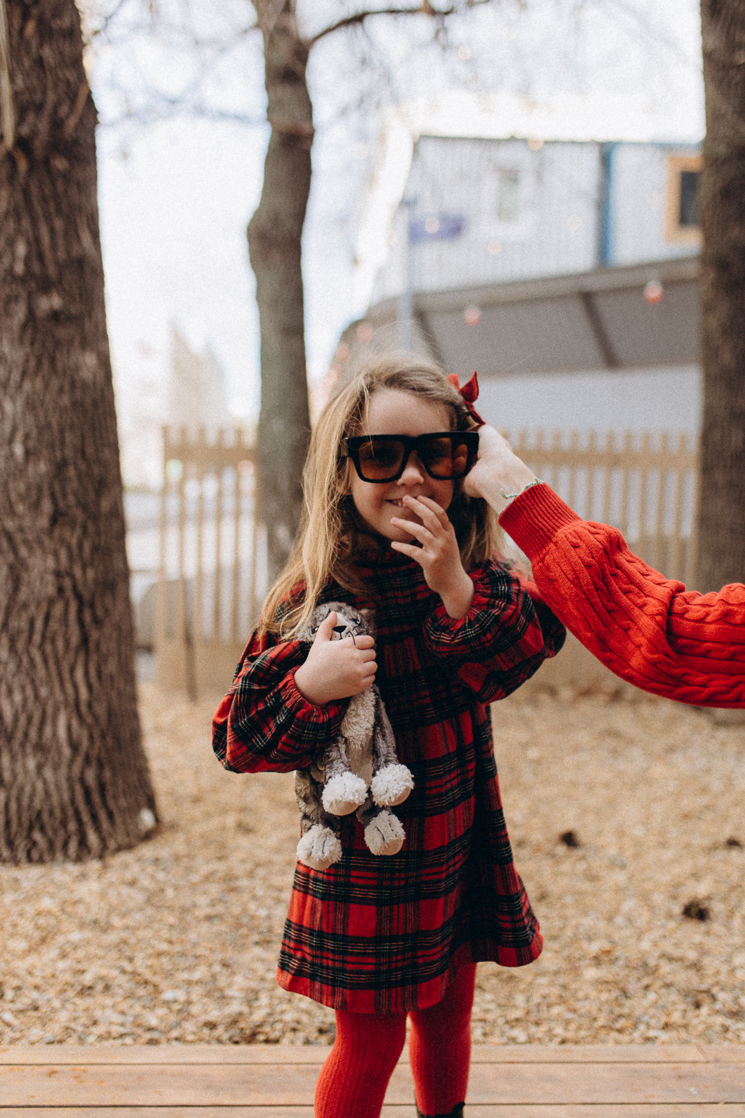 Мама с дочкой в кафе