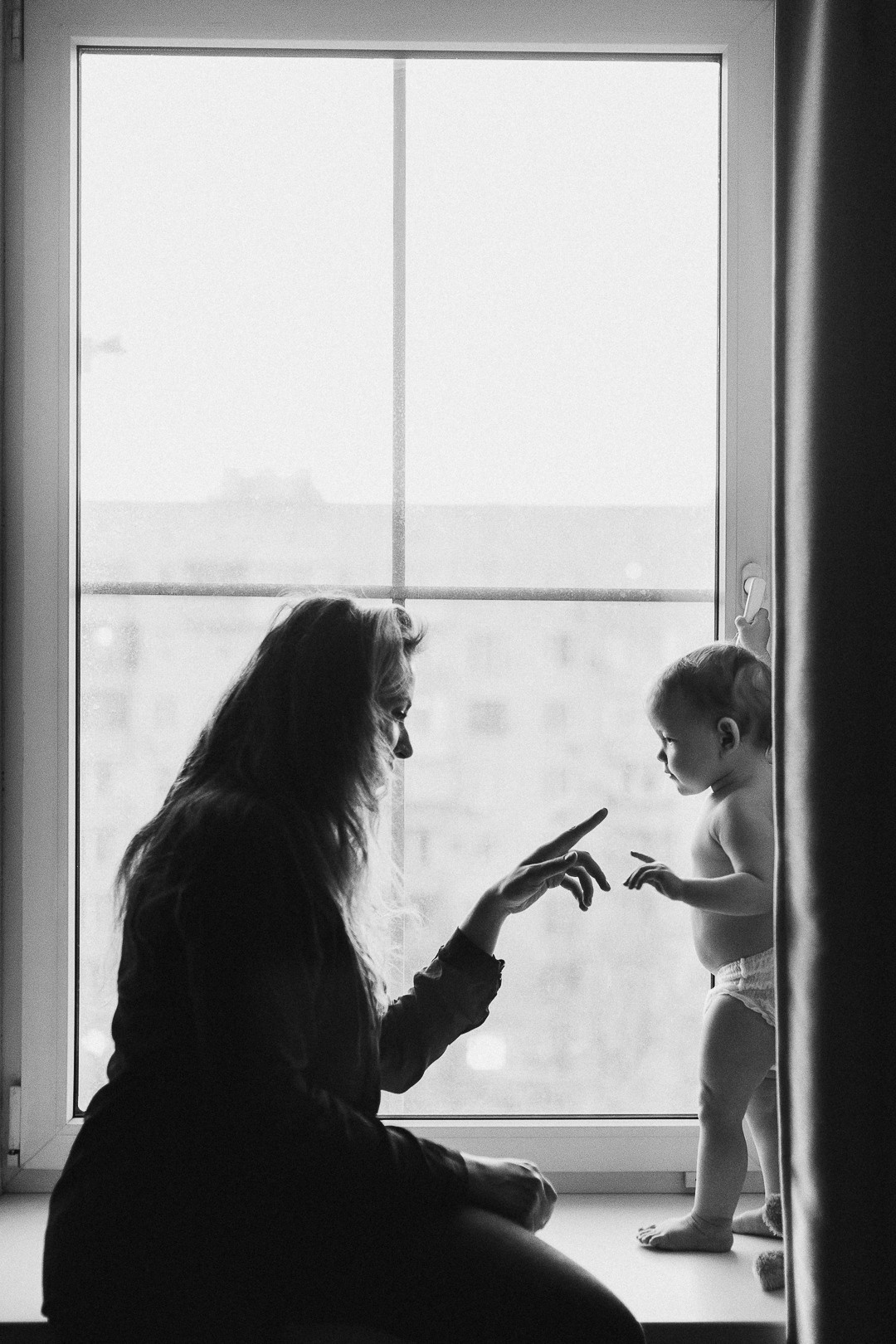 черно белая фотография мамы и малышки у окна силуэты