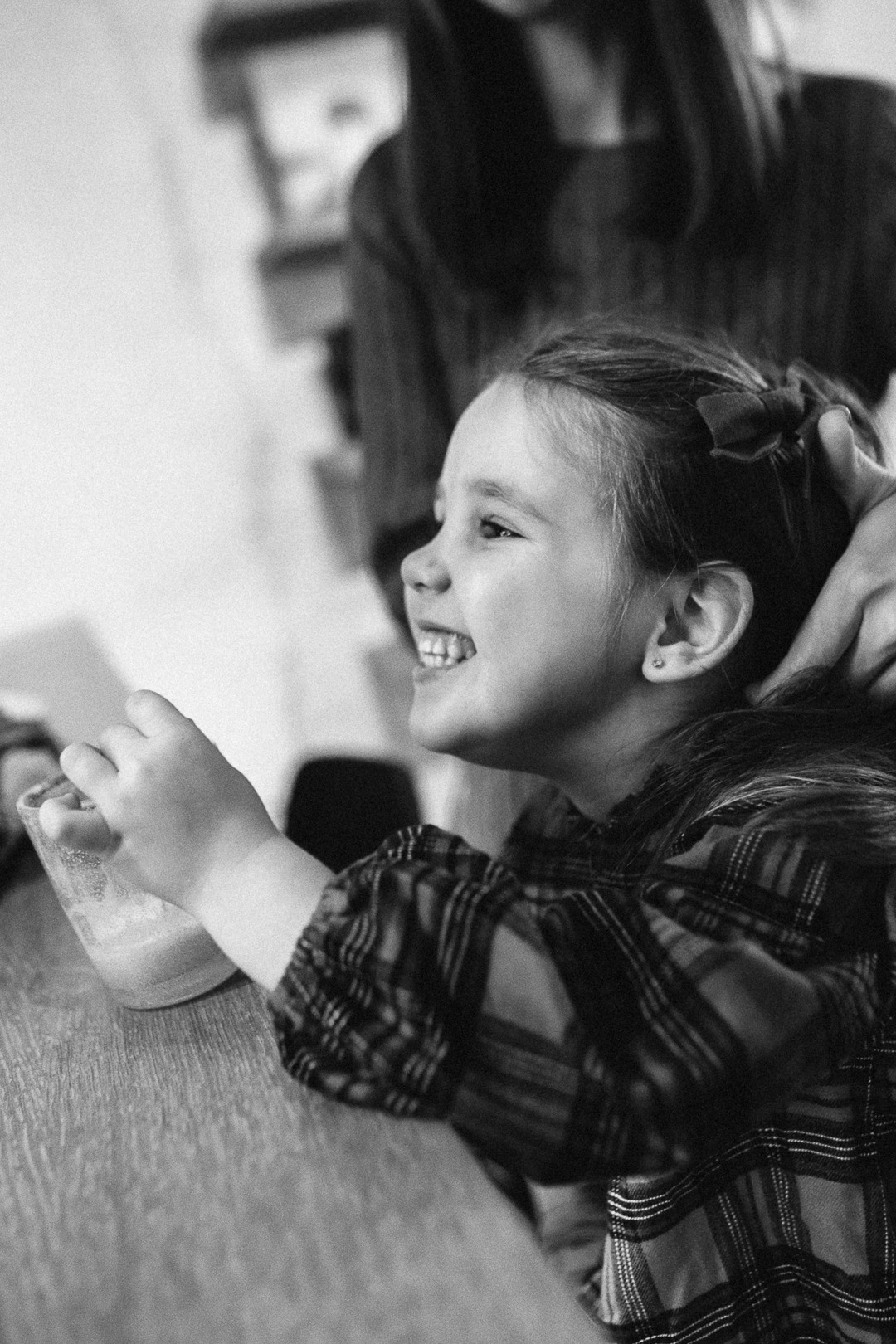 Мама с дочкой в кафе