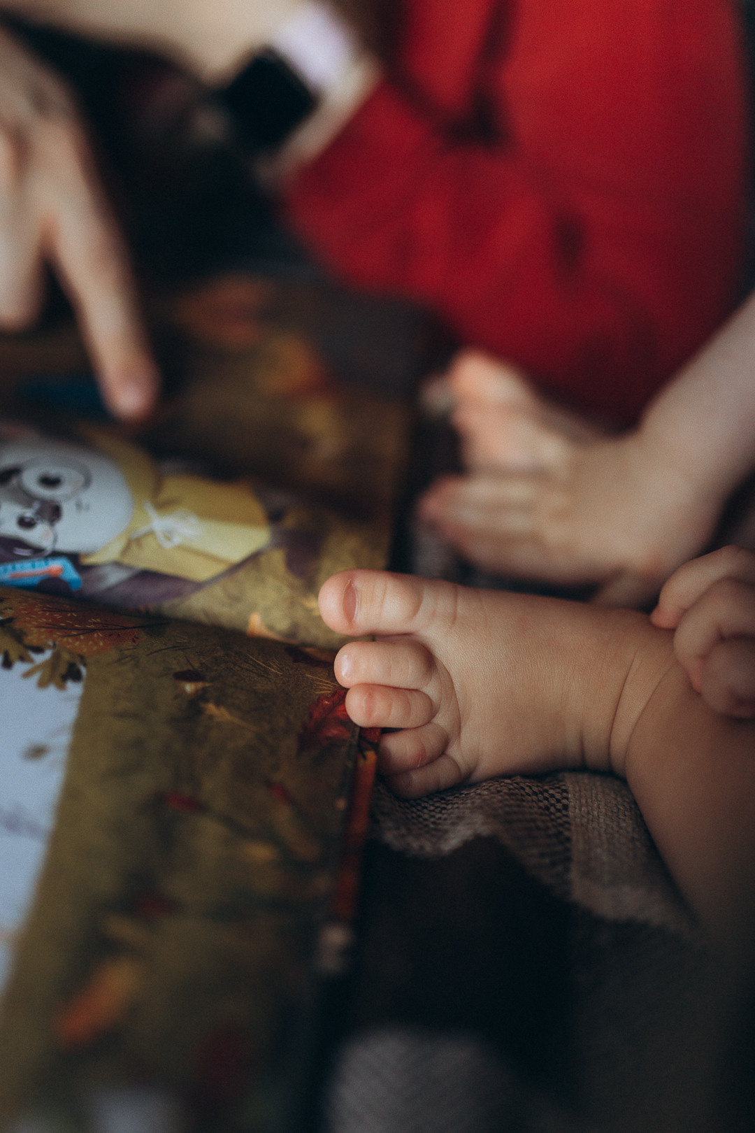 ножки малыша и книжка